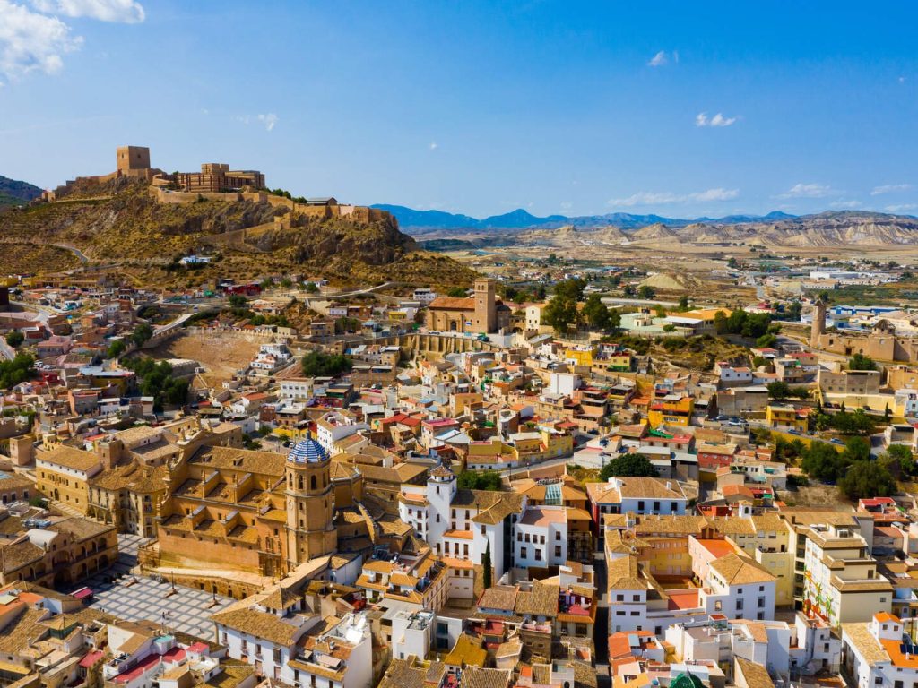 Irlandés arrestado en Lorca tras chocar contra un coche de policía y ser sorprendido con “bolsas llenas de drogas”