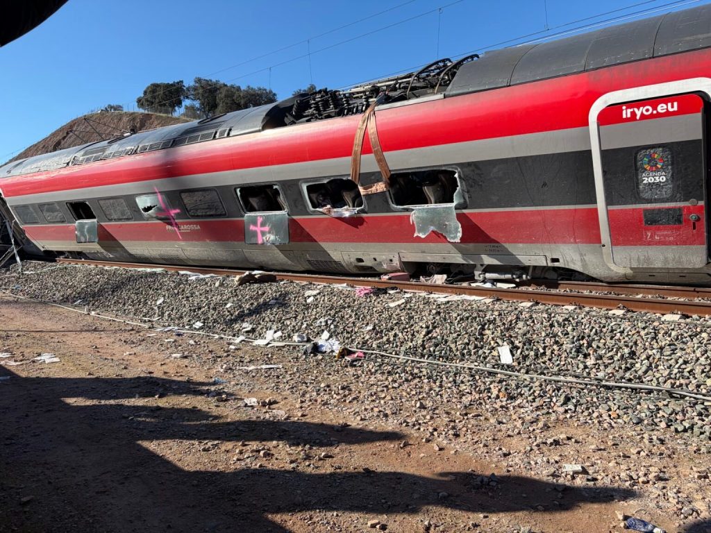Un tren de cercanías de Barcelona descarrila y deja un muerto, días después de una mortal colisión ferroviaria en España