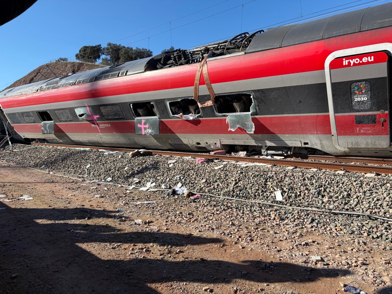 Un tren de cercanías de Barcelona descarrila y deja un muerto, días después de una mortal colisión ferroviaria en España