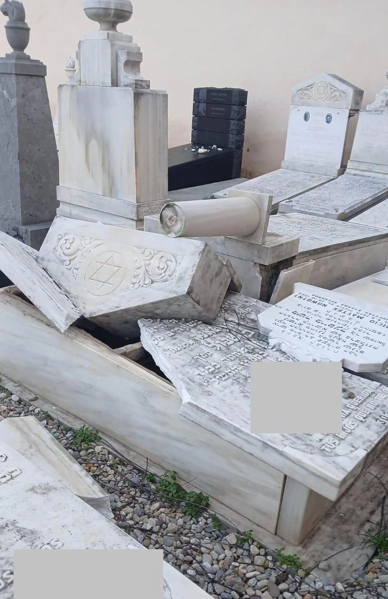 Vándalos profanan más de 20 tumbas judías en un cementerio de Barcelona