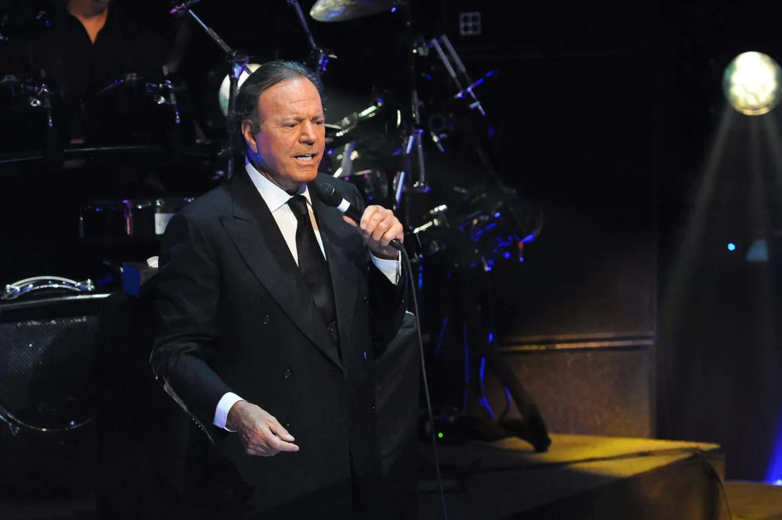 El cantante español Julio Iglesias solicita el archivo de una denuncia por abuso