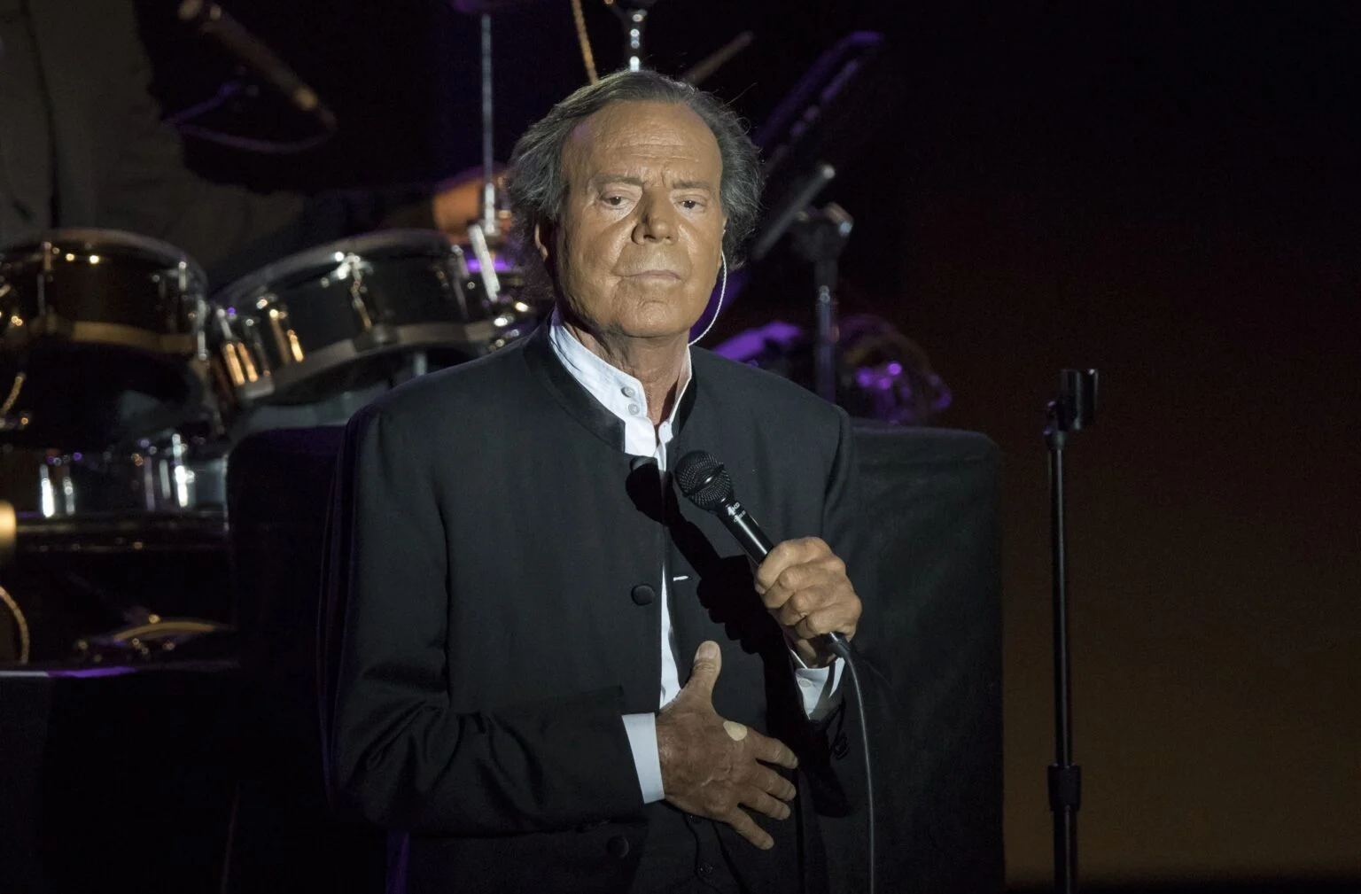 Julio Iglesias niega las acusaciones de agresión sexual