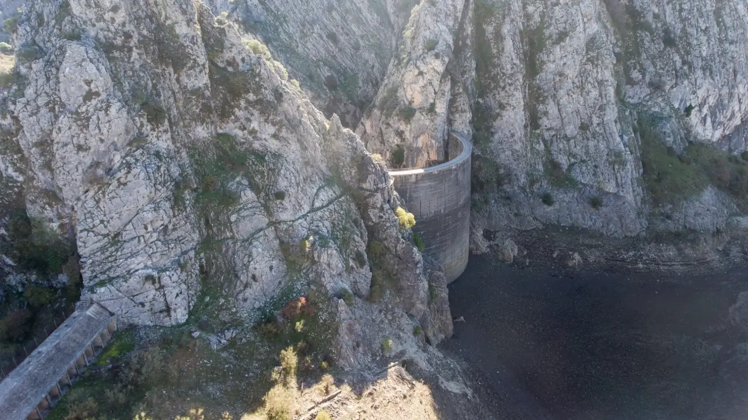 Las fuertes tormentas del invierno elevan los niveles de los embalses en Málaga y alivian la escasez de agua