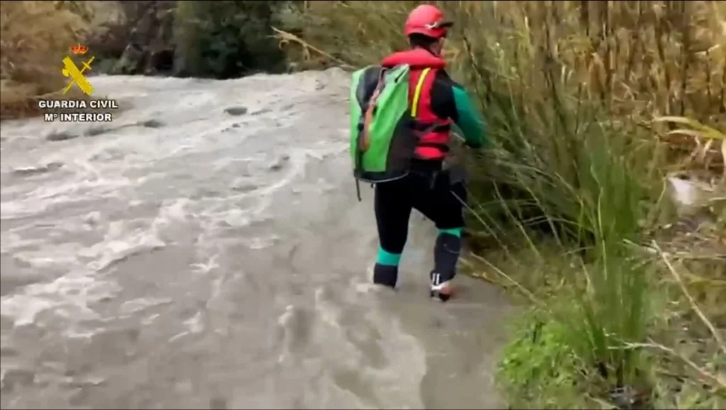 Intensifican la búsqueda de una mujer en Málaga tras ser arrastrada por una riada al rescatar a su perro